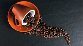 Café descafeinado tem cafeína?