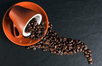 Café descafeinado tem cafeína?